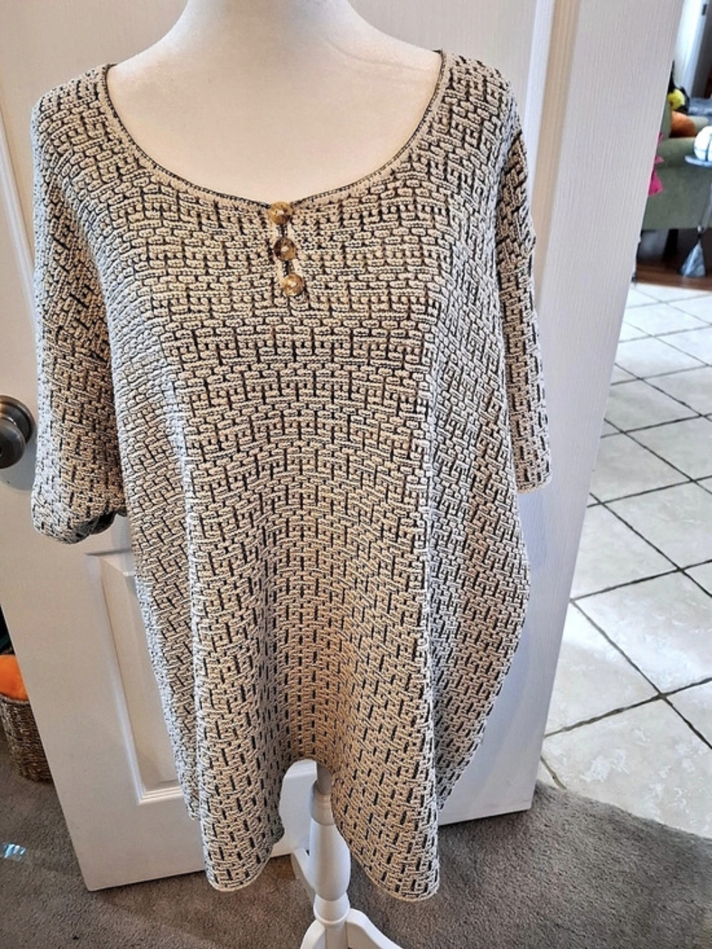 Basic Editions Geometric Knit Tunic in Beige Size 2X